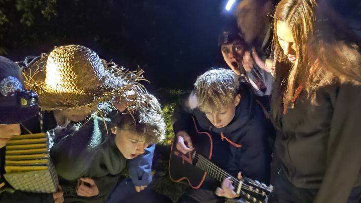 Kursisterne spiller guitar